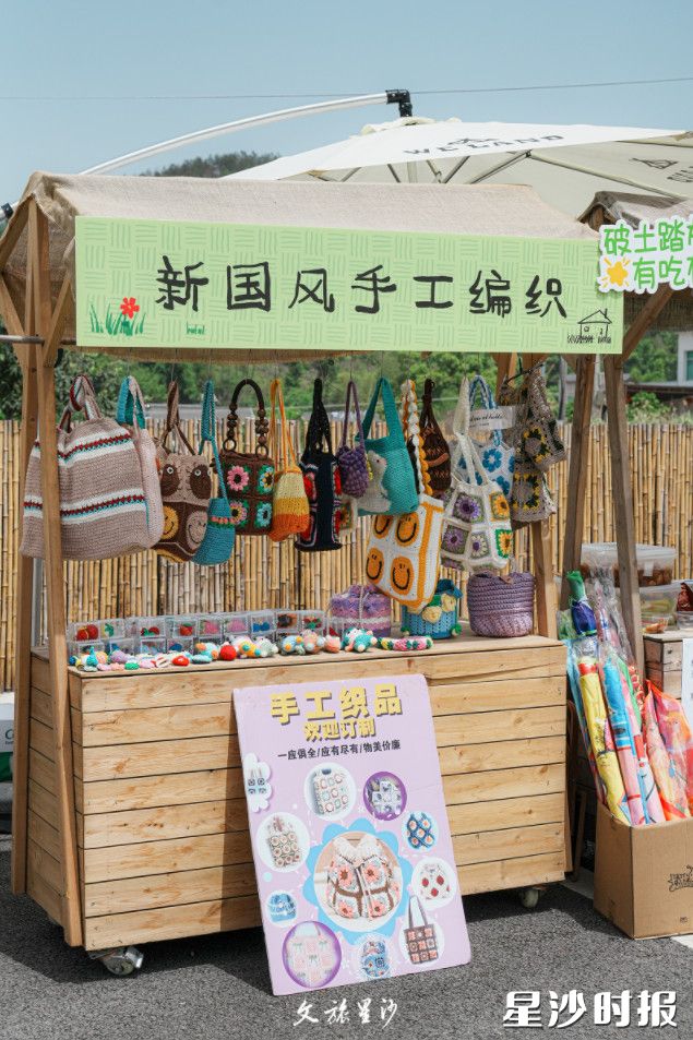 在青山铺镇大沙里自然村落，可以逛大沙里新村民的特色摊位。