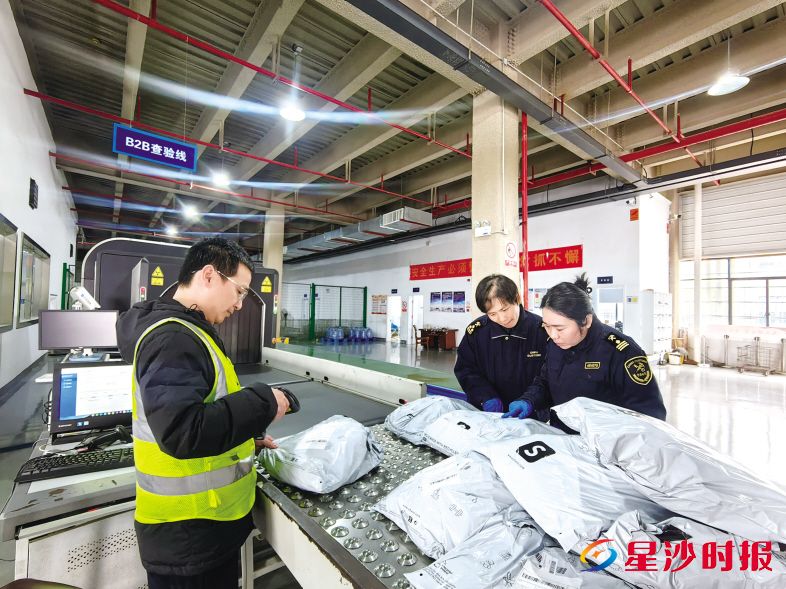 　　在位于长沙自贸临空区的跨境电商监管中心，海关正在查验即将发往海外的包裹。　　李丹 摄