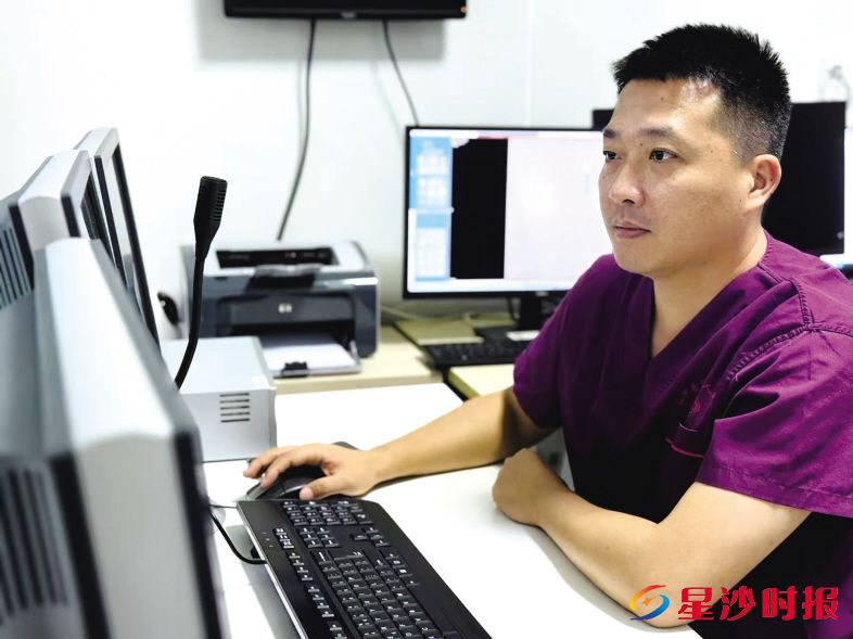 　　刘湘兴定期下沉基层卫生院参与查房会诊，把优质医疗资源带到群众身边。长沙县卫健局供图