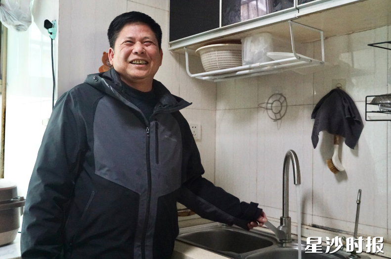 星沙街道灰埠社区居民林文海拧开家里的龙头，清澈的自来水喷涌而出。彭永礼 摄