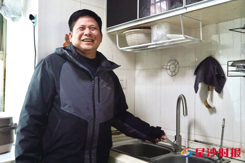 　　星沙街道灰埠社区居民林文海拧开家里的水龙头，清澈的自来水喷涌而出。彭永礼 摄