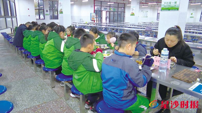 　　县纪委监委深化与人大监督协同联动，推动解决务工人员子女在校用晚餐问题。县纪委监委供图