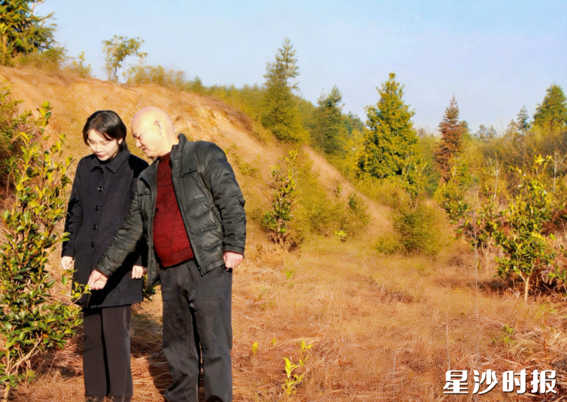 星沙农商银行工作人员与种植户交谈资金需求情况。史钰晗 摄