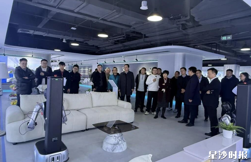 参会人员在湖南具身智能创新中心参观。 参会人员在湖南具身智能创新中心参观。