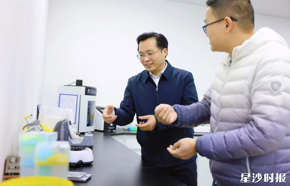 蒋红波在丹娜（湖南）生物科技有限责任公司调研。均为曾诗怡 摄