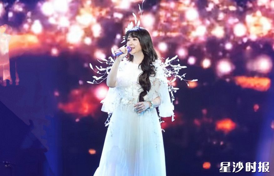 演出中，孟庭苇带来《羞答答的玫瑰静悄悄地开》《你看你看月亮的脸》等众多金曲，近万名观众现场重温青春记忆。吴婉沁 摄