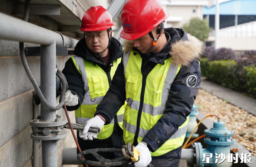 供水企业对室外供水管道开展隐患排查。县住房城乡建设局供图
