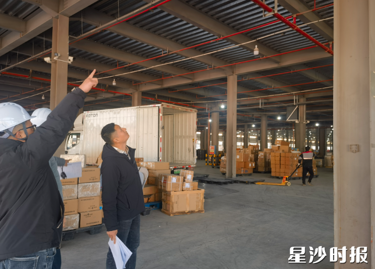应对雨雪冰冻极端天气，工作人员对大跨度建筑开展核查。均为县住房城乡建设局供图