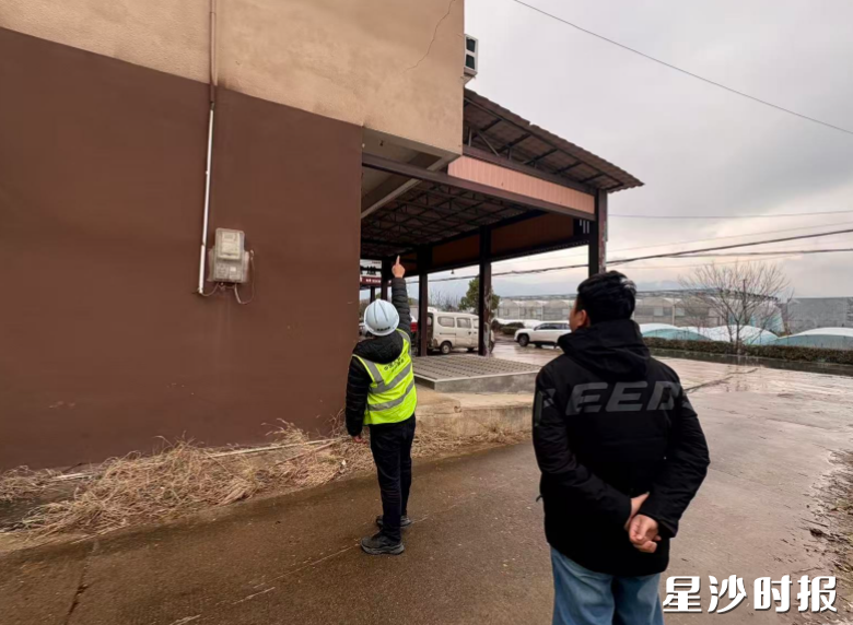 县住房城乡建设局结合城乡房屋安全体检工作，组织第三方技术力量加快开展巡检。