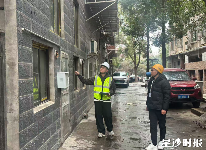 以CD级危房、既有建筑外立面等为重点，工作人员和技术单位排查安全隐患房屋。