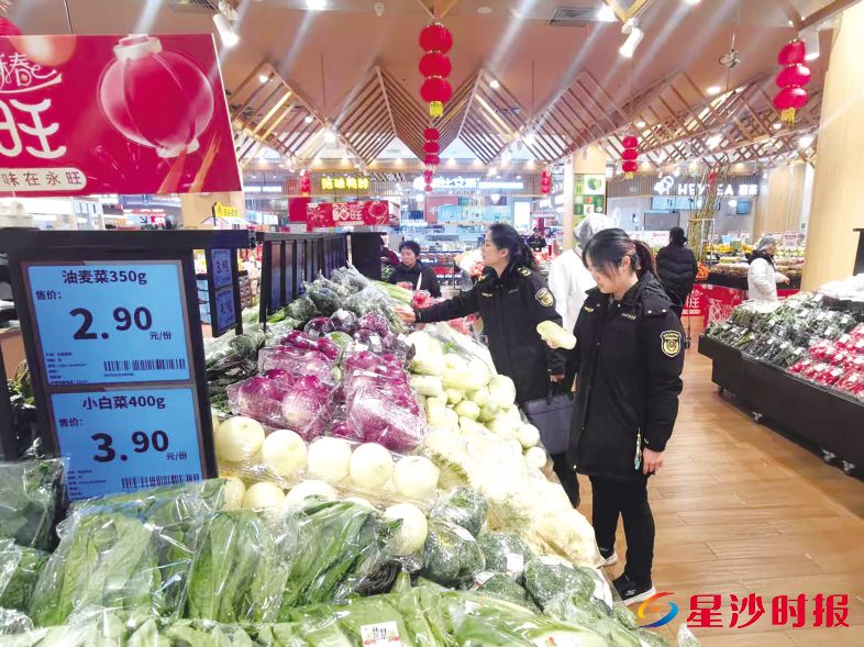 　　在重点农贸市场及大型商超，长沙县市监局执法人员重点检查米面粮油、肉蛋蔬菜等储备量、价格波动情况。长沙县市场监管局供图