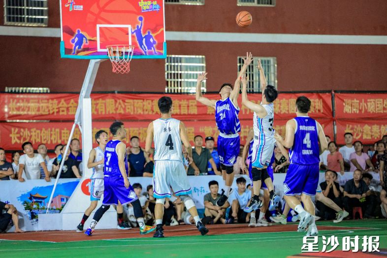 黄花镇举办首届“繁花杯”村BA篮球赛，来自全镇各行业代表队，历经近100场比拼，写就城镇体育的精彩篇章。资料图片