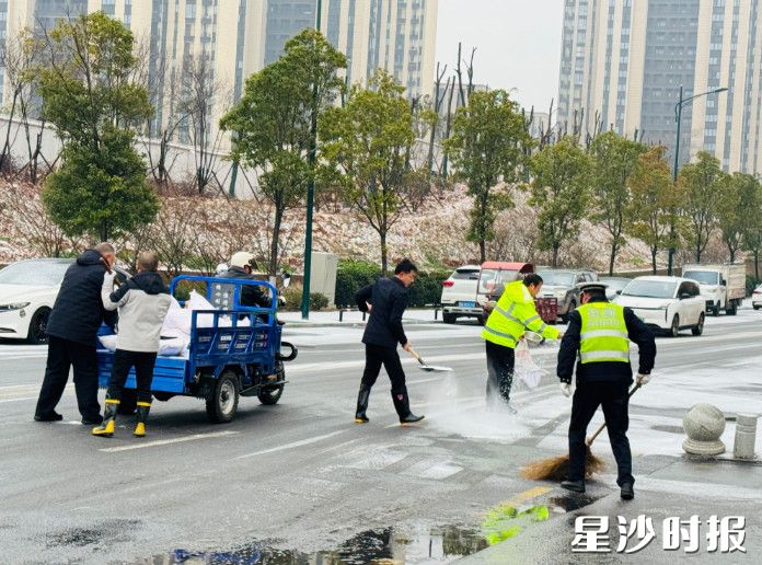 黄花镇干部在漓湘路与华阳路路口交汇处开展撒盐作业。黄花镇供图