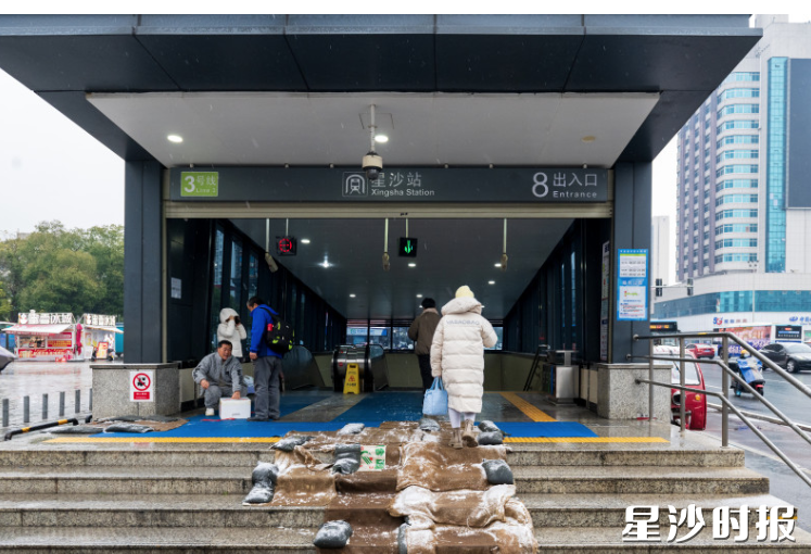 在地铁口，提前铺设的防滑麻袋让居民安心的上下楼梯。