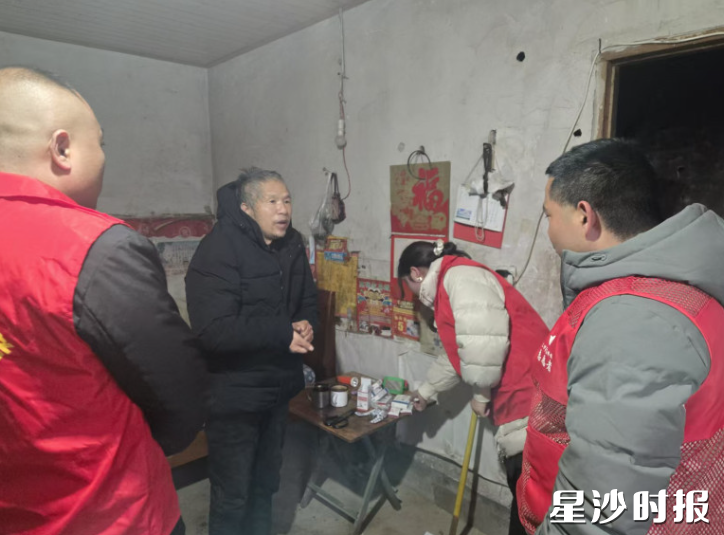 高桥镇百录村党总支部组织党员干部走访独居老人。