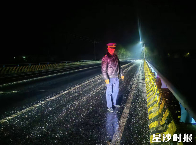 长沙县行政执法局高桥综合行政执法大队值班人员对高桥镇各主、次干道路段以及辖区内桥梁进行安全巡查。