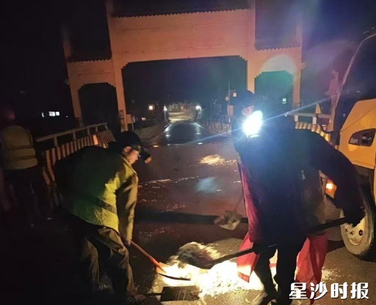 高桥镇组织物业公司对镇域内主次干道桥梁进行夜间撒盐防冻。
