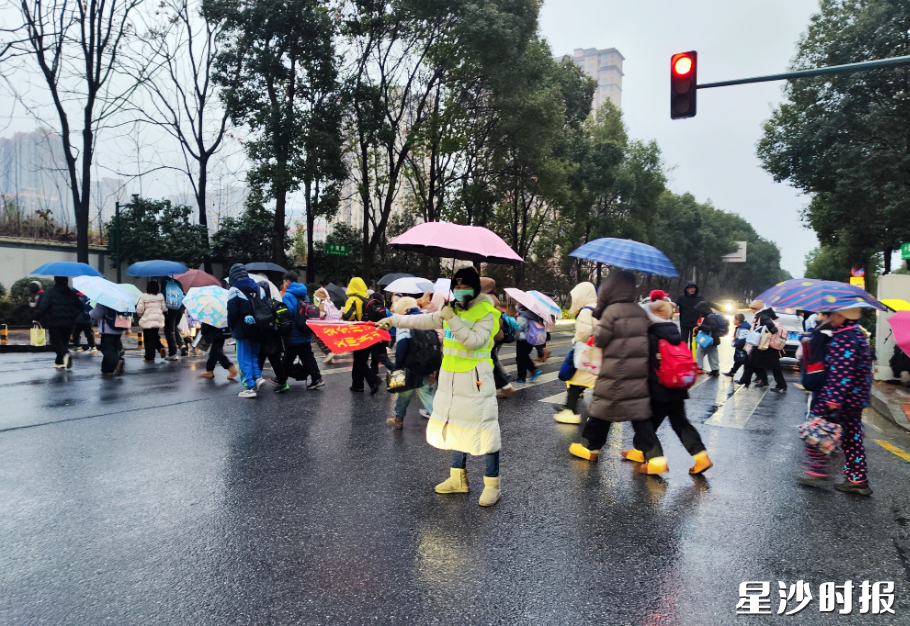 泉塘街道泉韵社区“星锋·邻聚力”志愿服务队志愿者护学。
