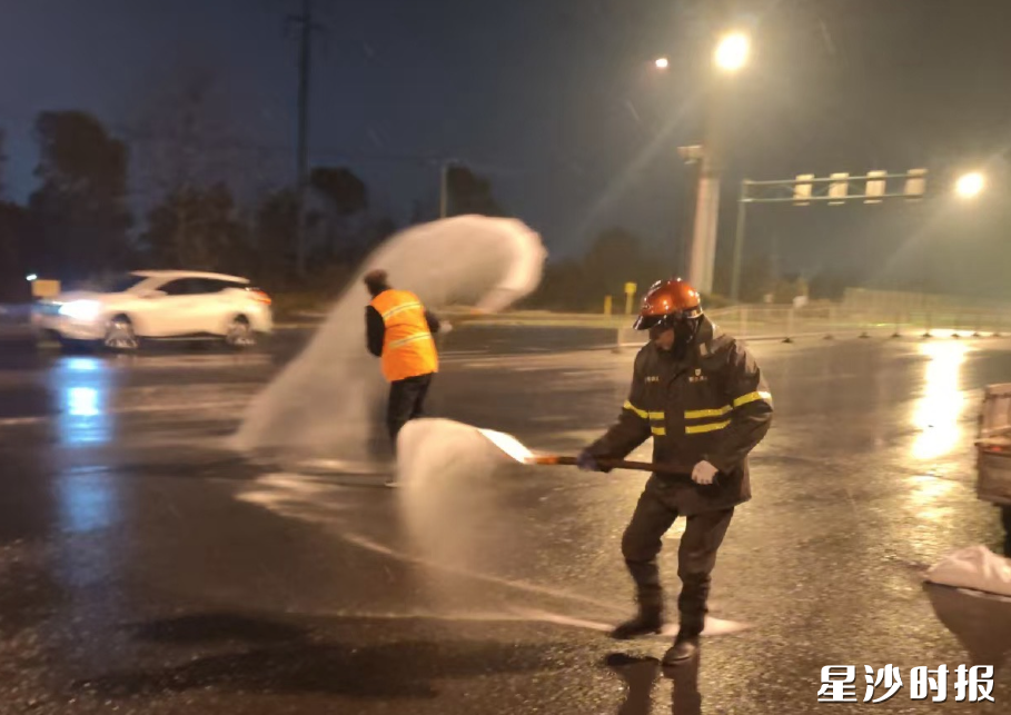 长龙街道组织环卫、园林、市政及应急人员，顶着寒风对辖区桥梁、坡道、风口、学校周边等易结冰路段提前进行撒盐作业，全力保障道路通行安全。