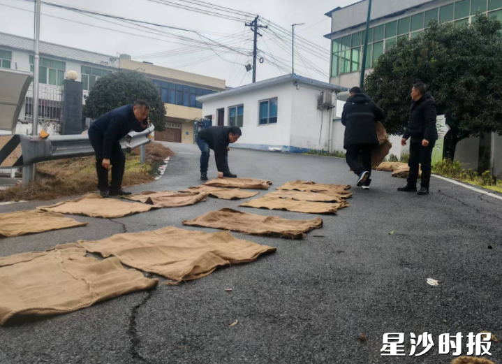 江背镇组织开展全镇重点道路安全专项检查督导，组织对辖区内主干道、桥梁、长下坡及急弯险要路段进行实地勘查，现场查看道路通行状况以及相关警示标识设置情况。