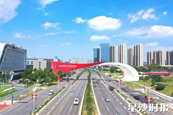 蓝天白云下的长沙经开区。舒展 摄