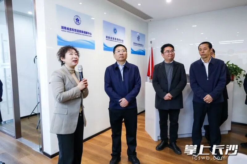 陈博彰在国际商务商事服务区调研。