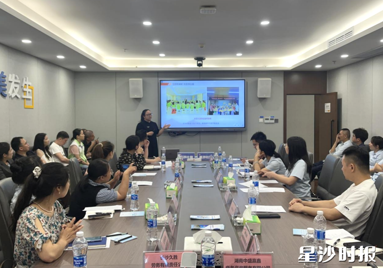 “星社服”工作人员企业代表推介社区社会组织项目。