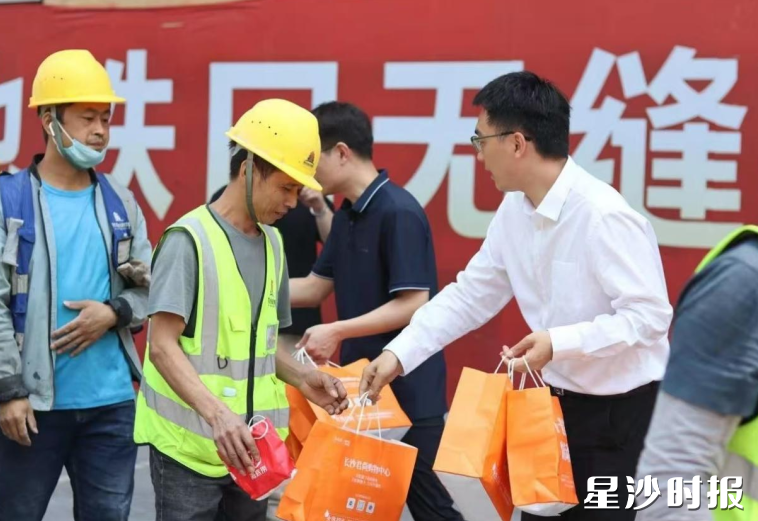 星沙街道推动资源联动，公益活动为新市民群体送上“五一关爱礼包”。