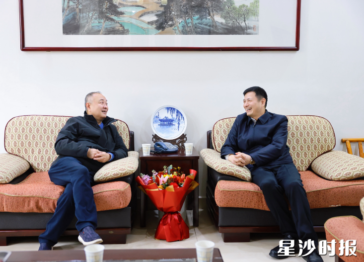 王雄文走访看望张庆红同志。均为曾诗怡 摄