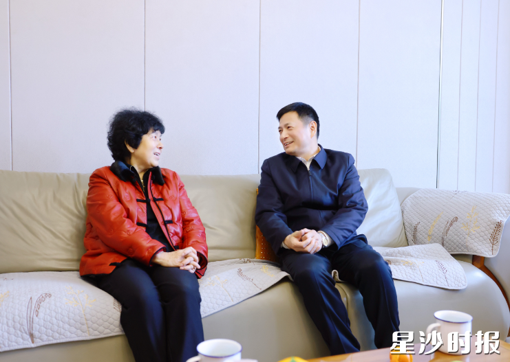 王雄文走访看望徐敏芝同志。