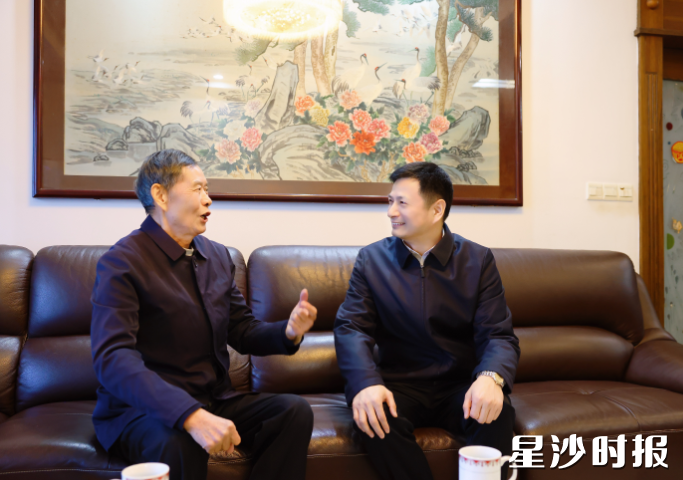 王雄文走访看望王树华同志。