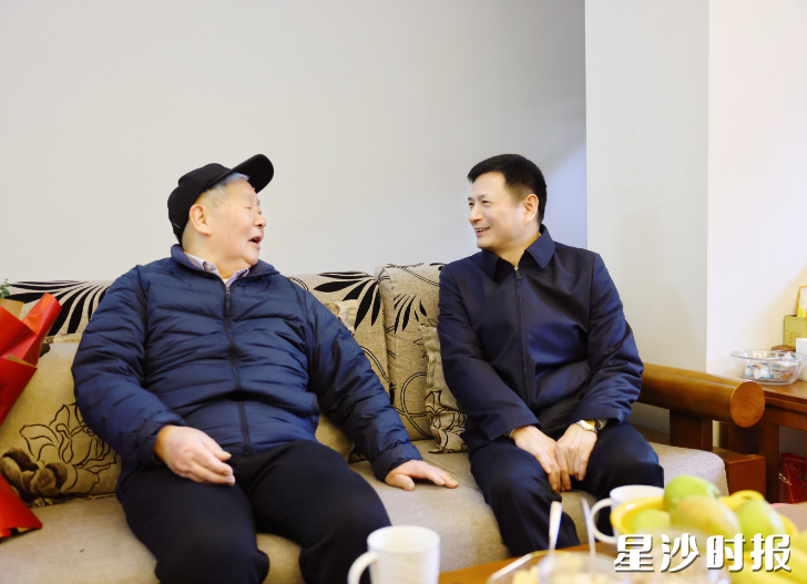 王雄文走访看望周亮斌同志。