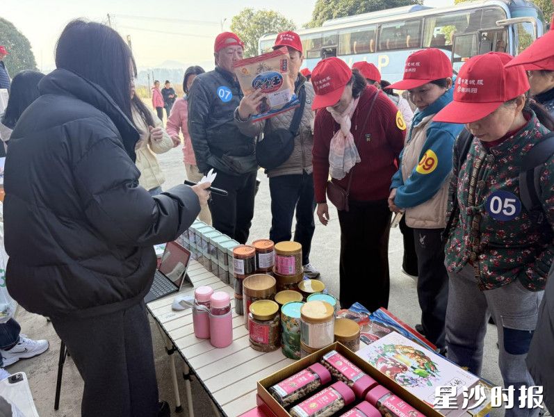 金井镇胖仔农庄里人声鼎沸，一场热热闹闹的年俗宴正在上演。均为金井镇供图