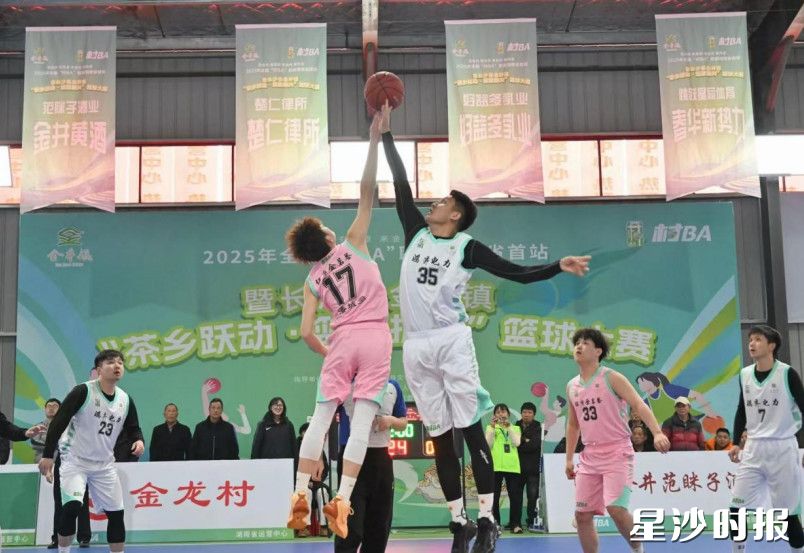 全国“村BA”联赛金井站吸引了众多游客到金井打卡。