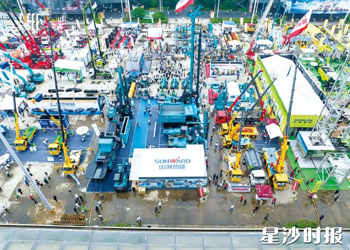 第四届长沙国际工程机械展现场，全球1806家企业同台竞技，最终促成超130亿元配套件采购签约。资料图片