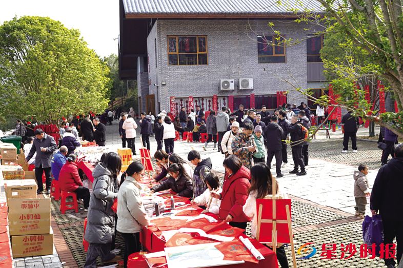 　　“同心迎春·共话振兴”主题民俗文化活动现场，气氛热闹、“年味”满满。杨源 摄