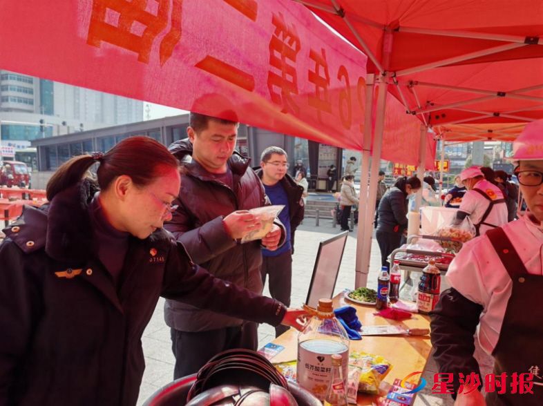 　　星沙街道相关工作人员现场把关，保证食品安全。　　星沙街道供图