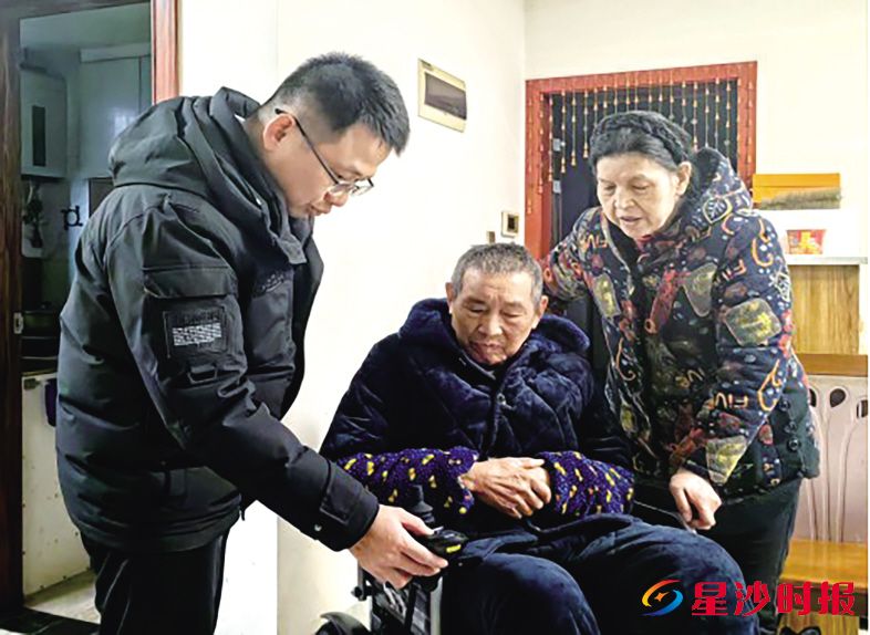 　　长沙县政协委员张作良（左一）上门看望郑先生、罗女士，手把手教两位老人使用智能轮椅。泉塘街道供图