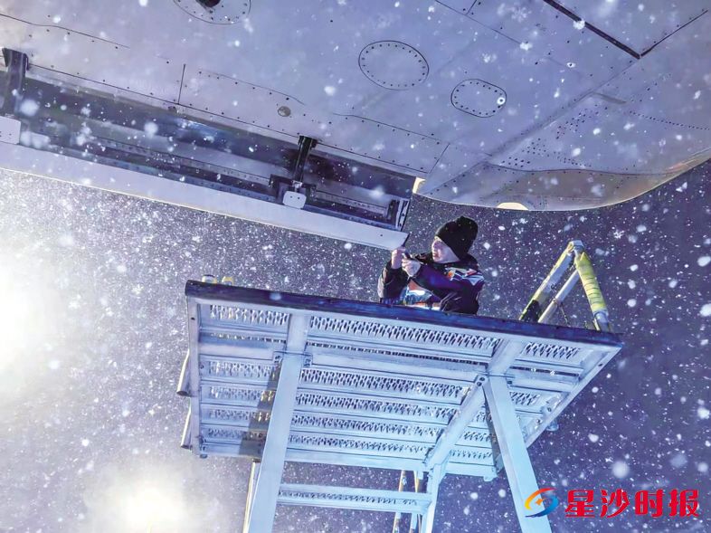 　　湖南航空机务员对飞机机翼底部进行安全检查，为航班平稳有序提供坚实保障。湖南航空供图