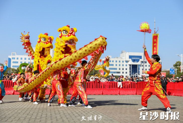 长沙县精彩的舞龙比赛。