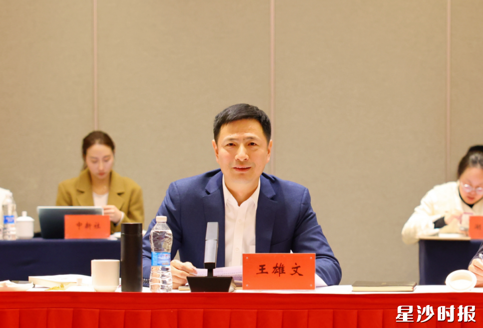 王雄文与中央、省、市媒体代表面对面交流。 王雄文与中央、省、市媒体代表面对面交流。