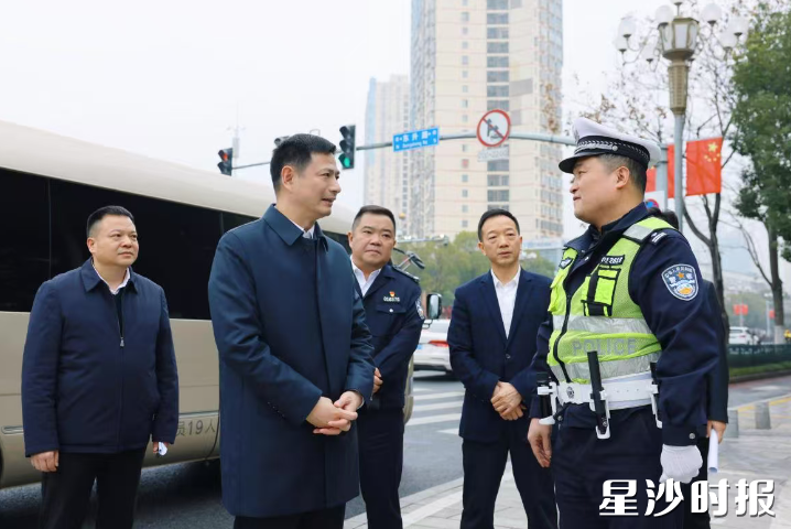 王雄文慰问一线交警,检查春运交通安全工作。均为曾诗怡 摄 王雄文慰问一线交警,检查春运交通安全工作。均为曾诗怡 摄