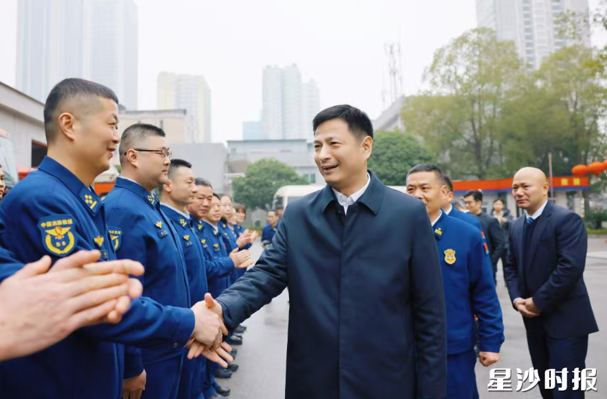 王雄文慰问一线消防指战员。 王雄文慰问一线消防指战员。