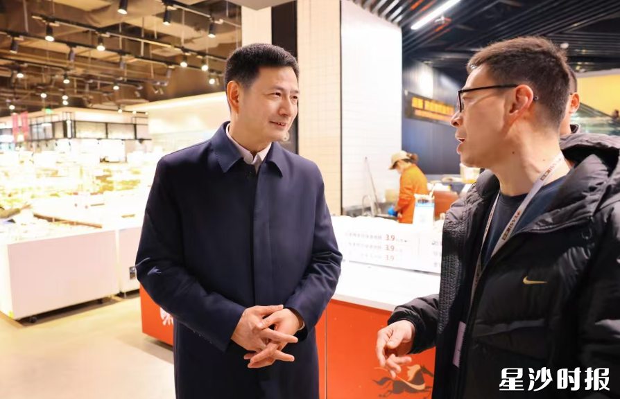 王雄文检查人员密集场所安全生产、市场保供工作。 王雄文检查人员密集场所安全生产、市场保供工作。