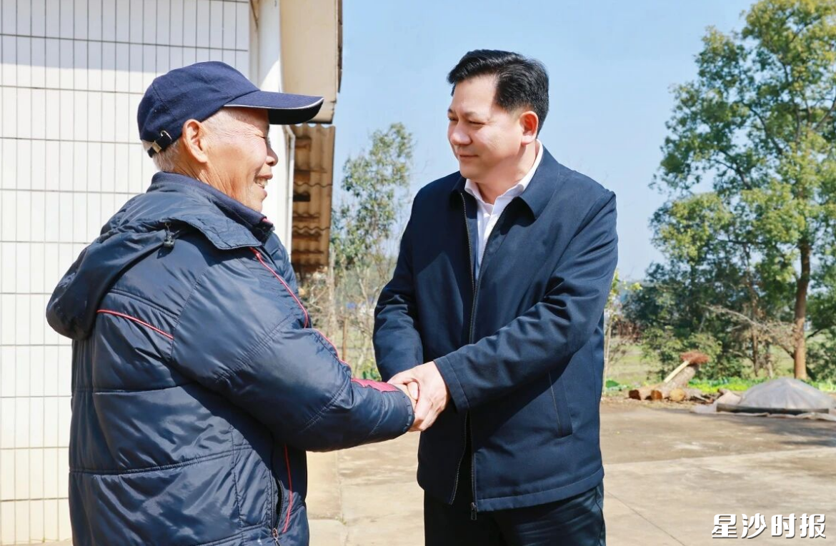 陈永高走访慰问退役军人。董坤 摄