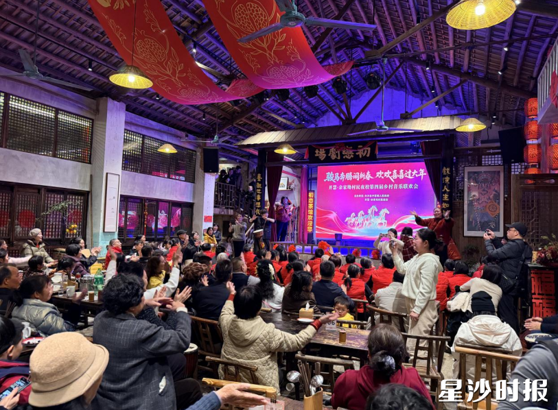 初恋茶馆内，音乐演出精彩纷呈。张真惠 摄