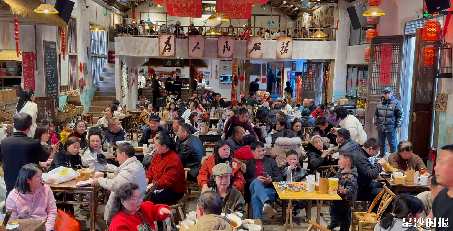 春节假期，初恋茶馆吸引众多游客前来游玩。