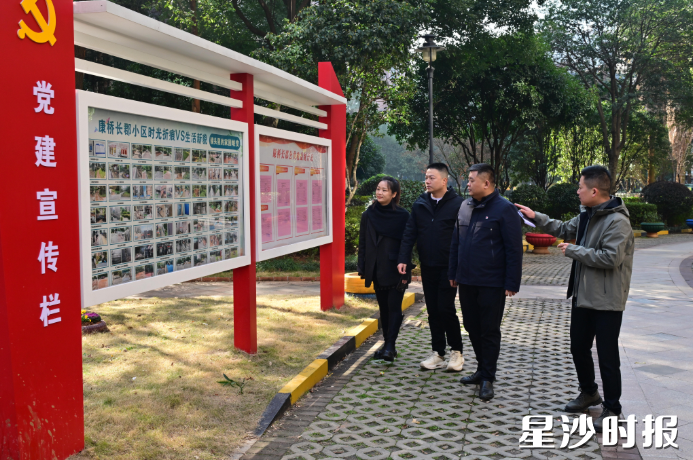 泉塘街道政协委员活动组查看规范物业小区资金监管成效。刘思源 摄 泉塘街道政协委员活动组查看规范物业小区资金监管成效。刘思源 摄