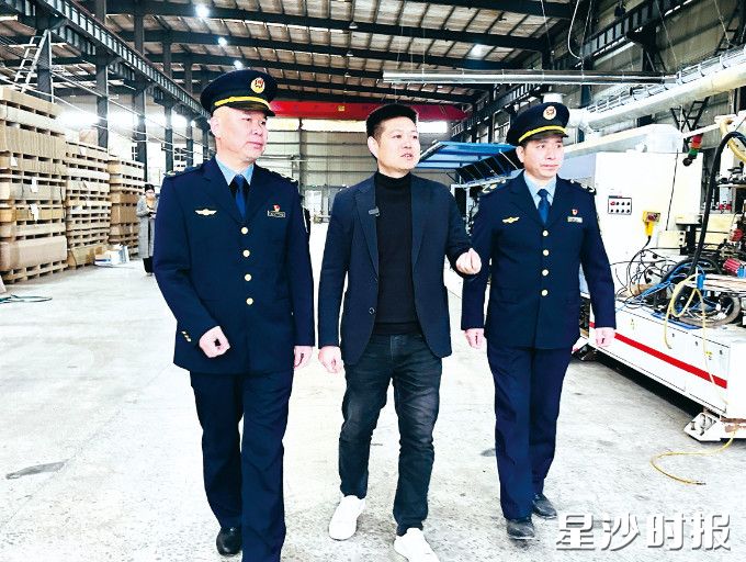 在人大监督推动下,“综合查一次”改革持续深化,执法队员将严格按照各领域的行政检查标准实施执法检查。长沙县行政执法局供图 在人大监督推动下,“综合查一次”改革持续深化,执法队员将严格按照各领域的行政检查标准实施执法检查。长沙县行政执法局供图