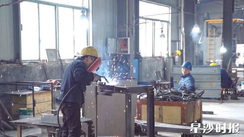 在长沙泰初机械有限公司，工人们加紧施工，全力确保订单如期交付。企业供图